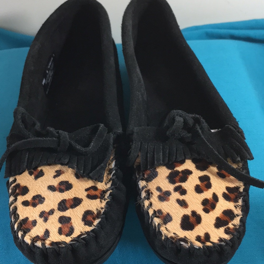 Minnetonka Leather Moccasins Slip on size 8